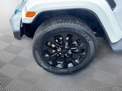 Used 2022 Jeep Wrangler Unlimited Sahara AWD/4WD image 34