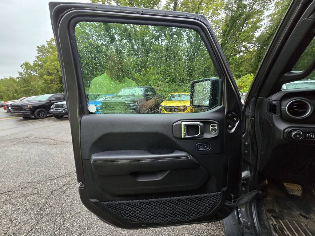 Used 2018 Jeep Wrangler Unlimited Sahara w/ Cold Weather Group AWD/4WD image 28