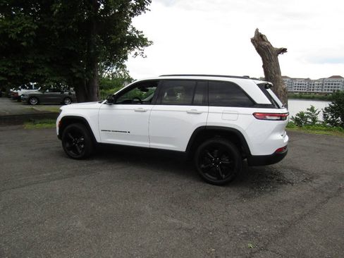 Used 2023 Jeep Grand Cherokee Limited w/ Black Appearance Package AWD/4WD image 5