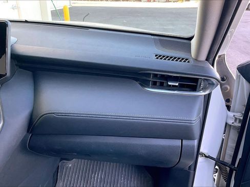 Used 2021 Toyota Venza LE image 18