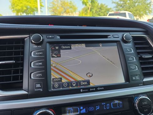 Used 2018 Toyota Highlander Limited Platinum AWD/4WD image 29