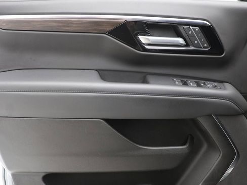 Used 2025 Chevrolet Suburban Z71 AWD/4WD image 15