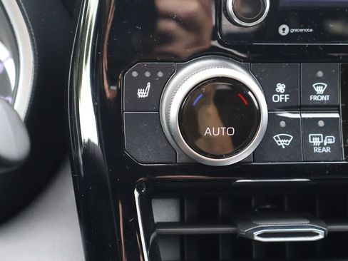 Used 2022 Toyota Highlander XSE FWD image 24