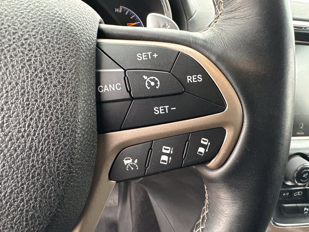 Used 2015 Jeep Grand Cherokee Overland w/ Advanced Technology Group AWD/4WD image 29