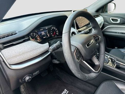 Used 2023 Jeep Compass Latitude image 10