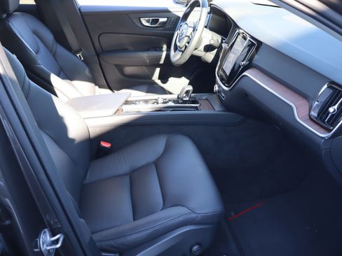Used 2025 Volvo V60 B5 Cross Country Plus image 36