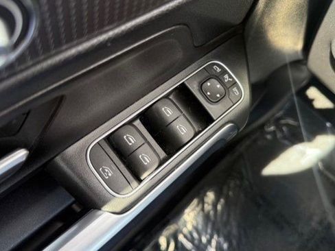 Used 2022 Mercedes-Benz GLB 250 4MATIC w/ Premium Package Lite image 11
