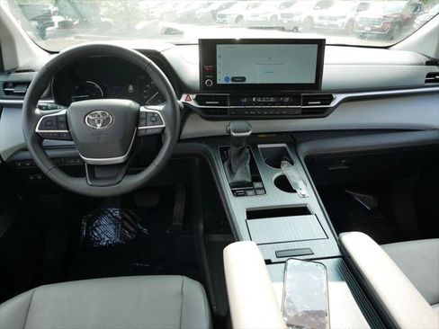 Certified 2026 Toyota Sienna XLE FWD image 13