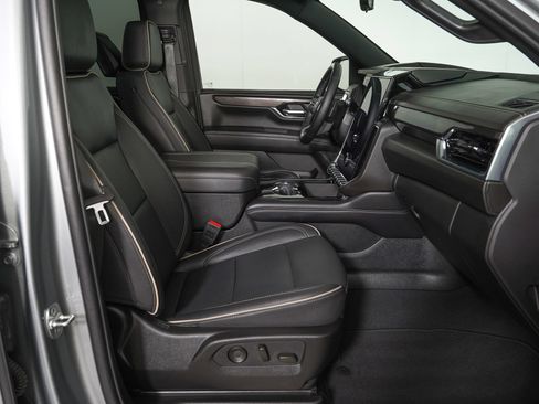Used 2025 GMC Yukon XL Elevation w/ Elevation Premium Package AWD/4WD image 8