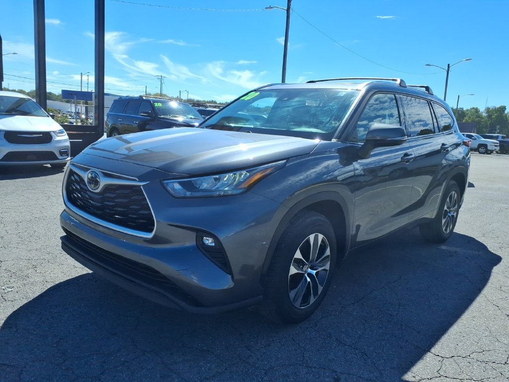 Used 2020 Toyota Highlander XLE FWD image 3