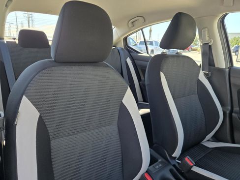 Used 2022 Nissan Versa SV image 31