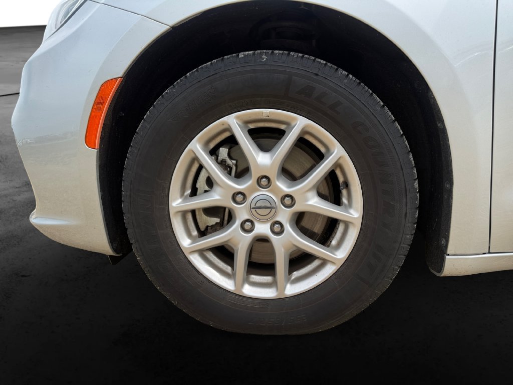 Used 2024 Chrysler Pacifica Touring-L FWD image 12