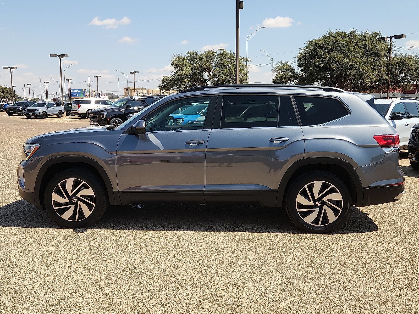 Used 2025 Volkswagen Atlas SE FWD image 2