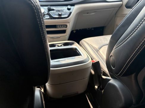 Used 2023 Chrysler Pacifica Touring-L FWD image 21