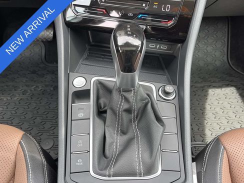 Used 2025 Volkswagen Jetta SEL FWD image 16