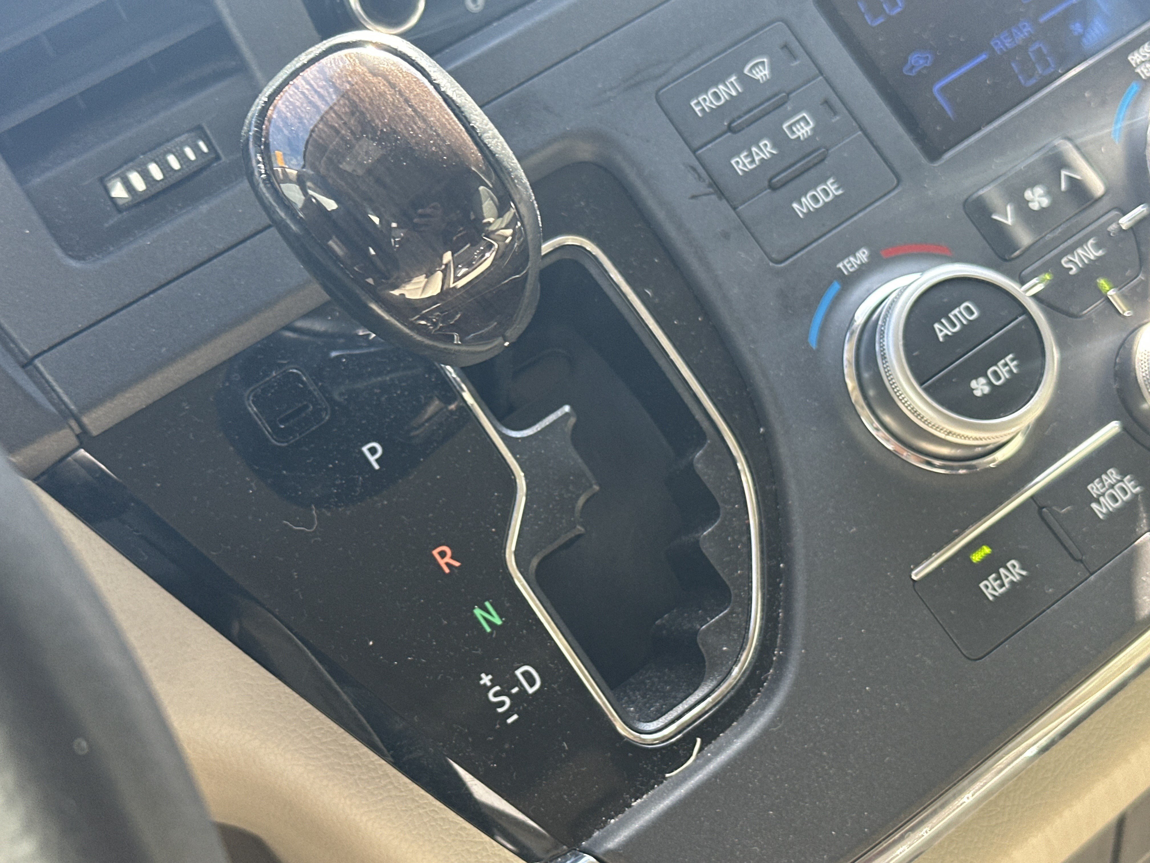 Used 2018 Toyota Sienna XLE w/ XLE Navigation Package FWD image 24