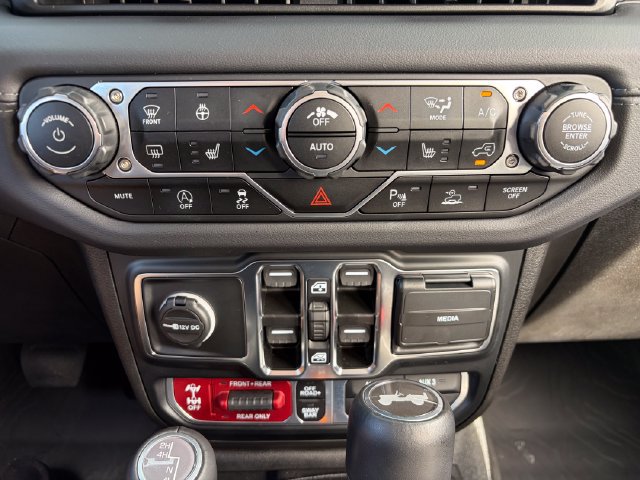 Used 2024 Jeep Wrangler Unlimited Rubicon w/ Technology Group AWD/4WD image 19