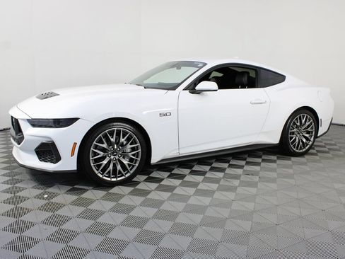 Used 2025 Ford Mustang GT Premium RWD image 2