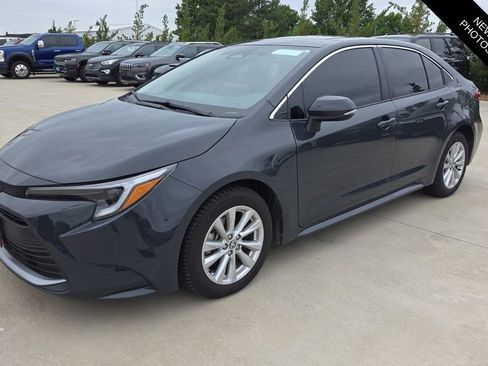 Used 2025 Toyota Corolla XLE FWD image 1