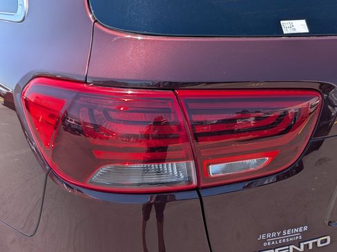 Used 2019 Kia Sorento AWD V6 image 11