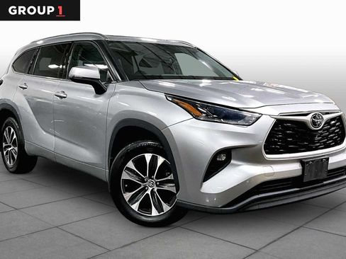 Used 2021 Toyota Highlander XLE AWD/4WD image 3