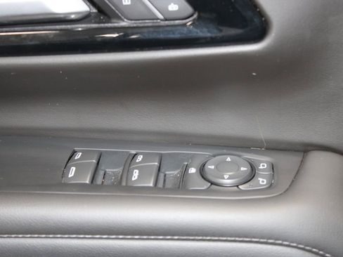 Used 2025 Chevrolet Suburban Z71 image 39