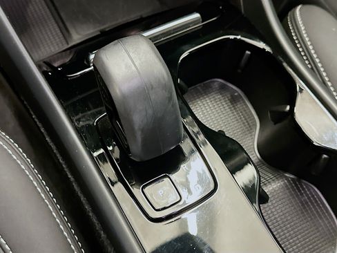 Used 2022 Volvo XC40 P8 Recharge Plus image 25