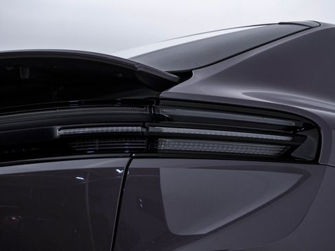 Certified 2025 Porsche Macan Electric image 12