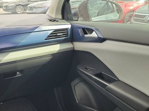 Used 2022 Volkswagen Taos SE FWD image 4