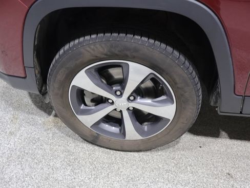 Used 2019 Jeep Cherokee Limited w/ Technology Group AWD/4WD image 10