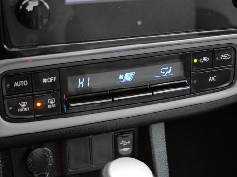 Used 2018 Toyota Corolla LE image 24