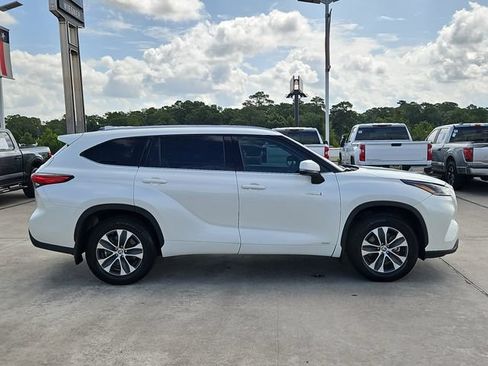 Used 2021 Toyota Highlander XLE AWD/4WD image 4