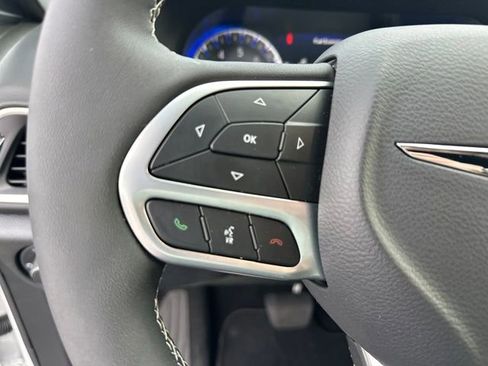 Used 2026 Chrysler Pacifica Select image 16