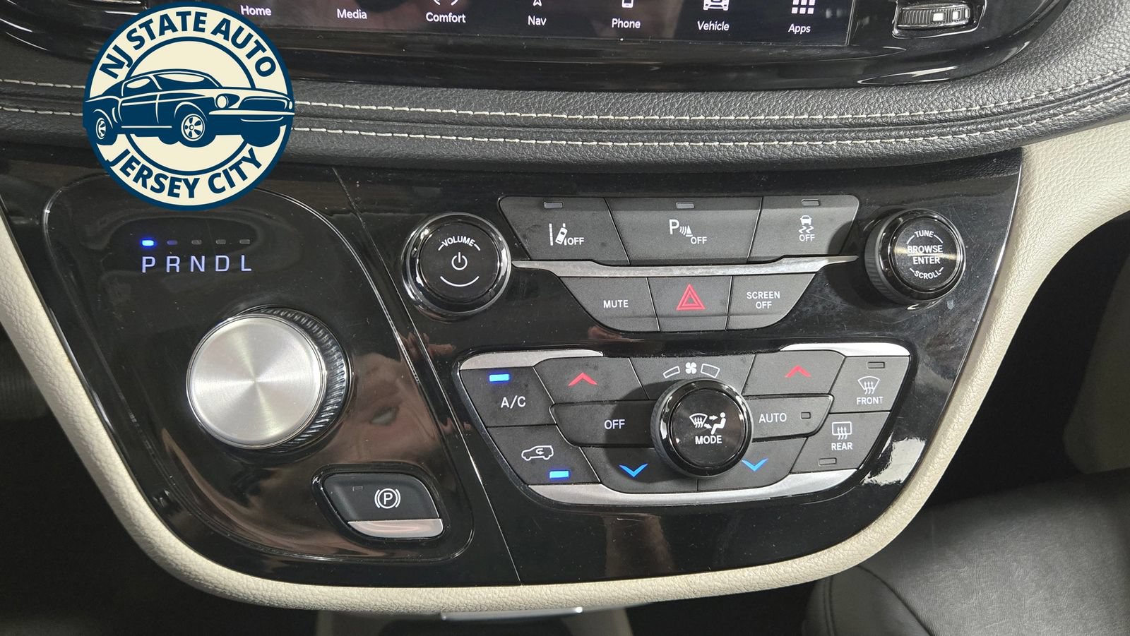 Used 2024 Chrysler Pacifica Limited FWD image 21