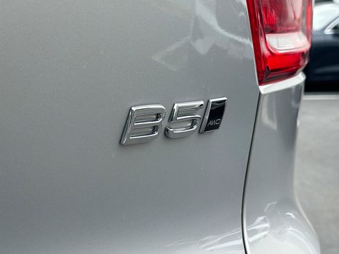 Certified 2024 Volvo XC40 B5 Ultimate w/ Climate Package image 28