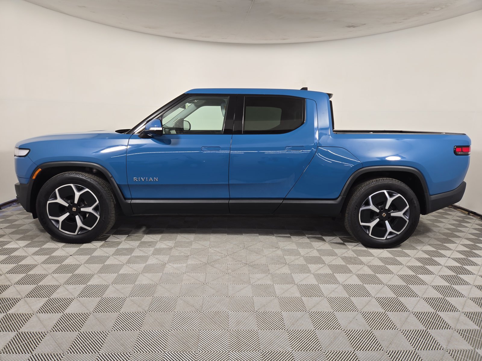 Used 2024 Rivian R1T Adventure Dual AWD/4WD image 2