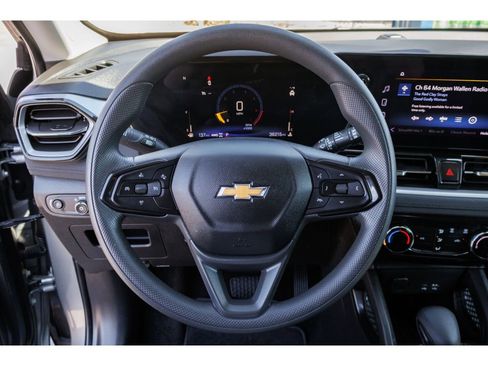 Used 2025 Chevrolet TrailBlazer LT AWD/4WD image 21