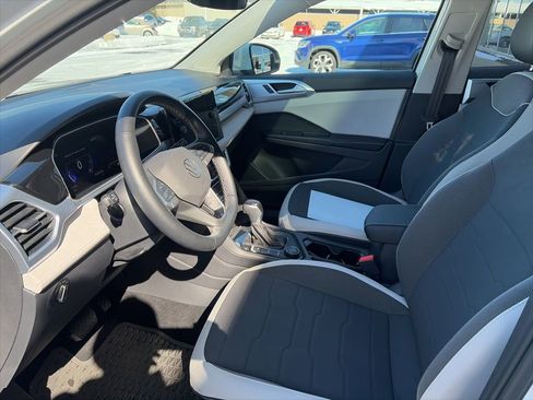 Certified 2025 Volkswagen Taos SE AWD/4WD image 12