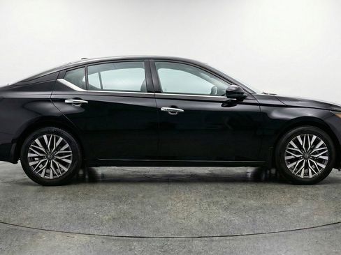 Used 2025 Nissan Altima 2.5 SV image 11
