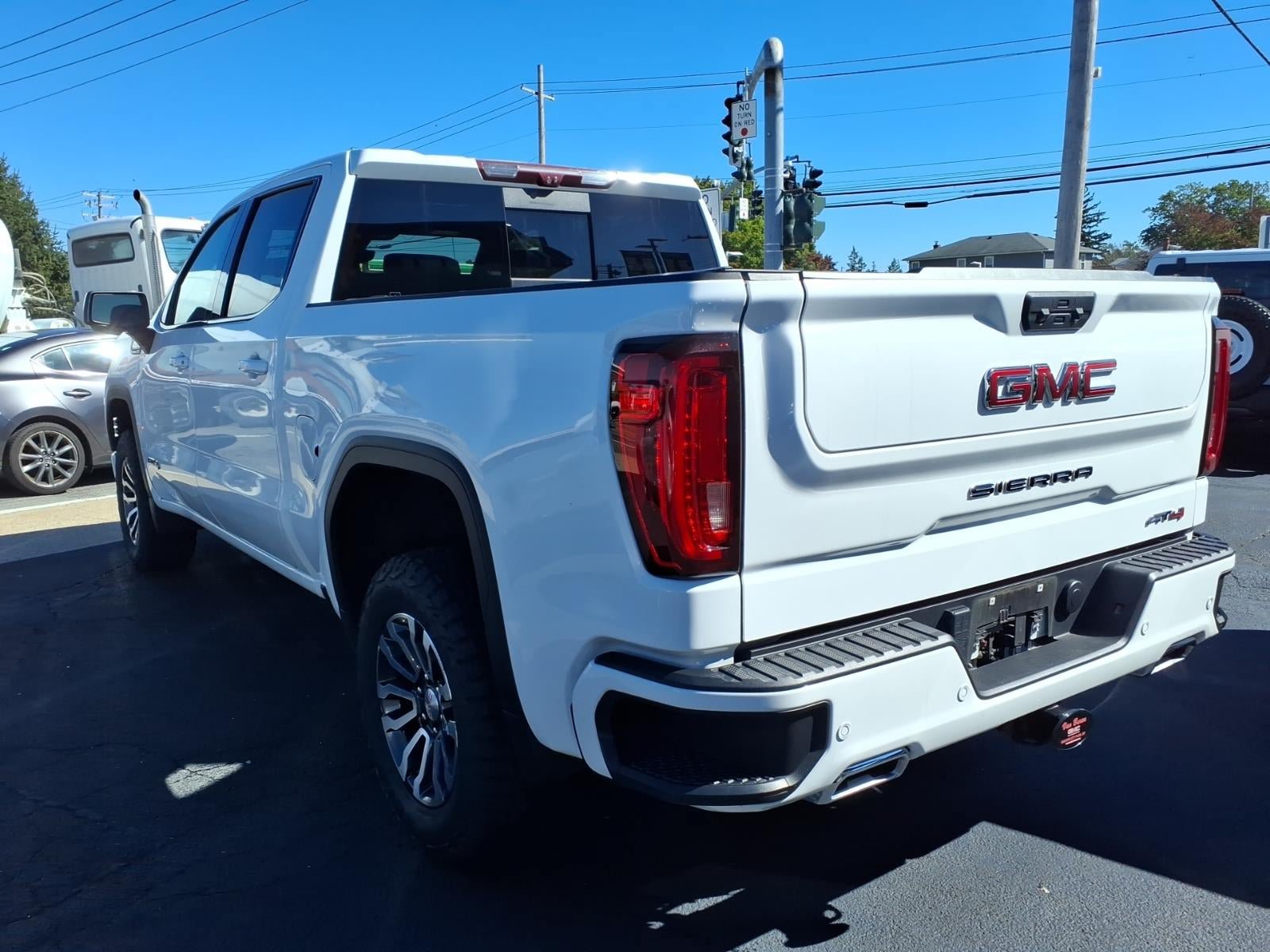 Used 2023 GMC Sierra 1500 AT4 w/ Technology Package AWD/4WD image 6