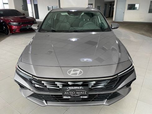 Used 2025 Hyundai Elantra SEL image 2