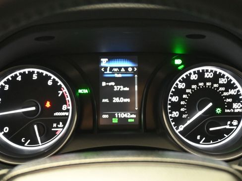 Used 2023 Toyota Camry SE image 10