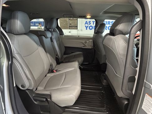 Used 2022 Toyota Sienna XLE image 16