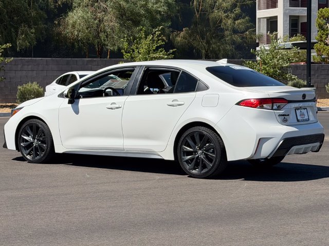Used 2020 Toyota Corolla SE w/ SE Premium Package FWD image 3