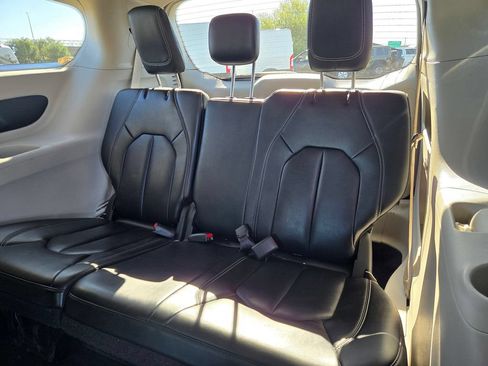 Used 2023 Chrysler Pacifica Touring-L FWD image 12