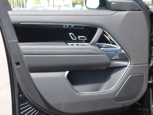 Used 2025 Land Rover Range Rover SE image 11