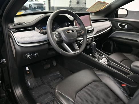 Used 2024 Jeep Compass Latitude image 10