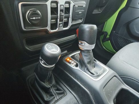 Used 2018 Jeep Wrangler Unlimited Sahara w/ Safety Group AWD/4WD image 36
