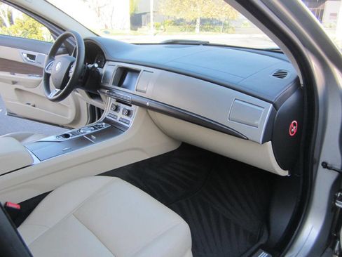 Used 2013 Jaguar XF RWD image 22