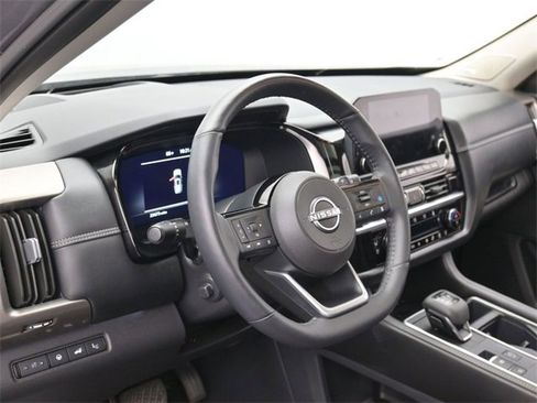 Used 2024 Nissan Pathfinder Platinum image 14